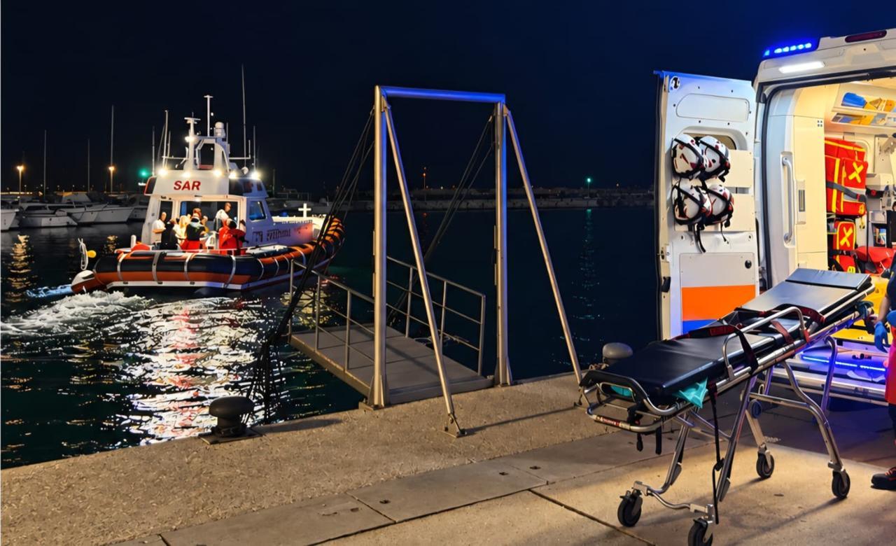 Malore nella notte sull’isola di San Pietro: corsa contro il tempo per il trasferimento a terra