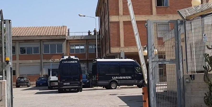 Bastoni, spranghe e sassi contro quattro migranti: identificati gli otto giovani aggressori