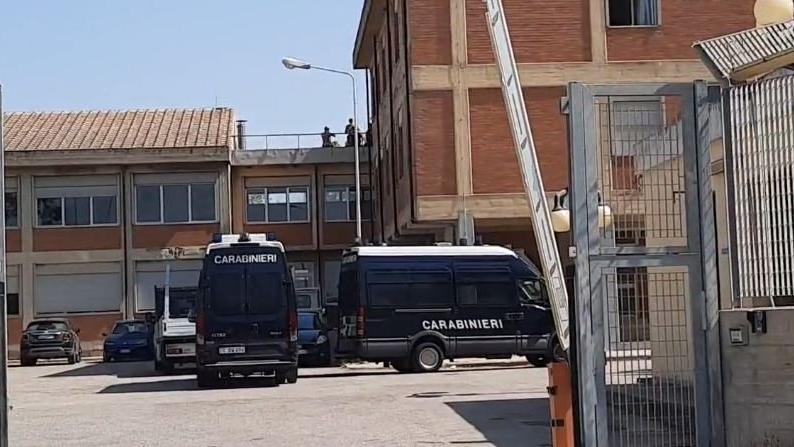 Bastoni, spranghe e sassi contro quattro migranti: identificati gli otto giovani aggressori