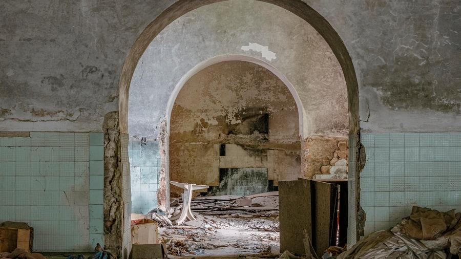 Reggio Emilia, gli ex manicomi raccontati attraverso la fotografia: al Lombroso debutta “Manicomi italici”