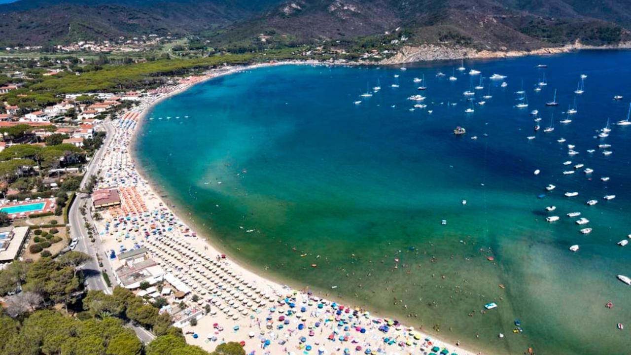 Una delle spiagge di Marina di Campo (foto archivio)