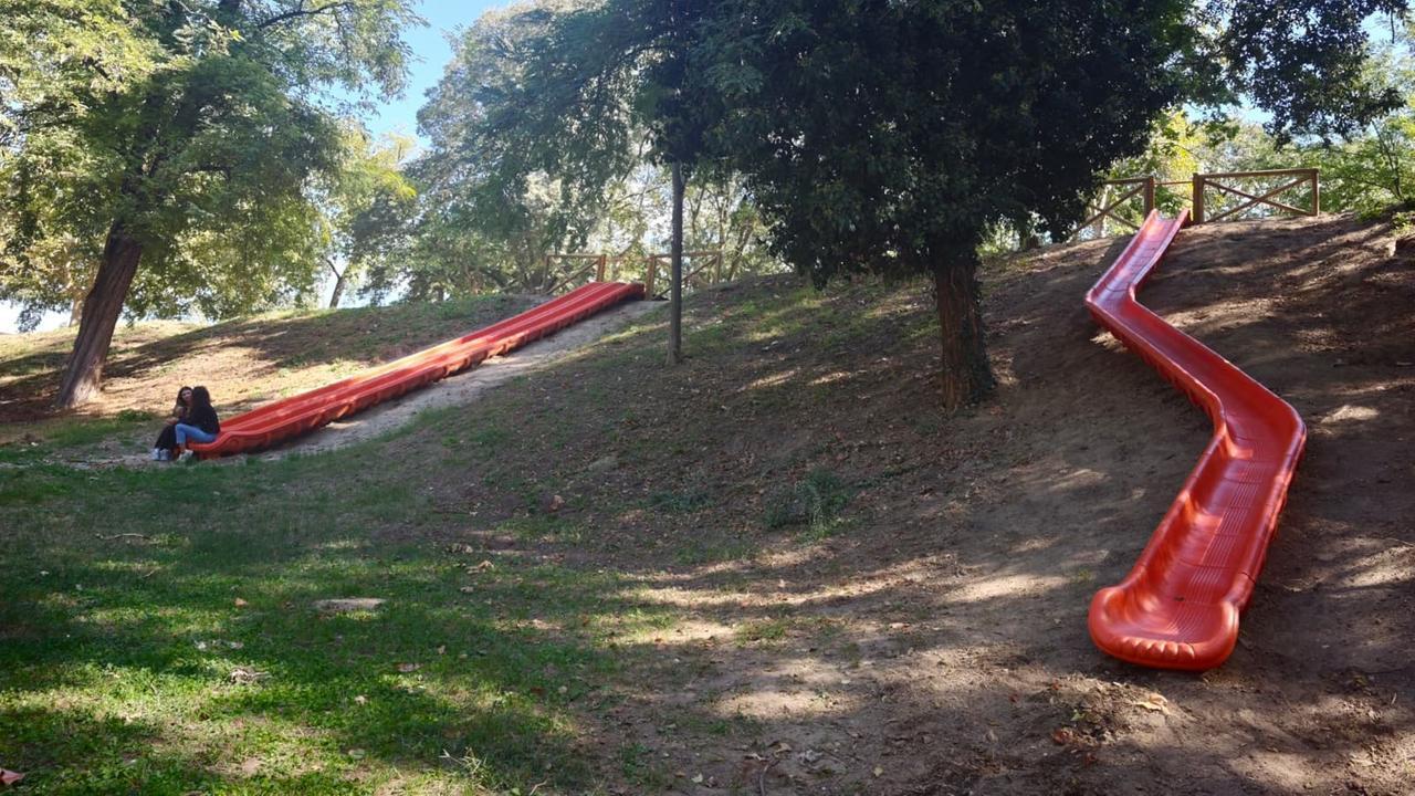 Ferrara, sostituiti gli scivoli del montagnone di viale Alfonso I d’Este