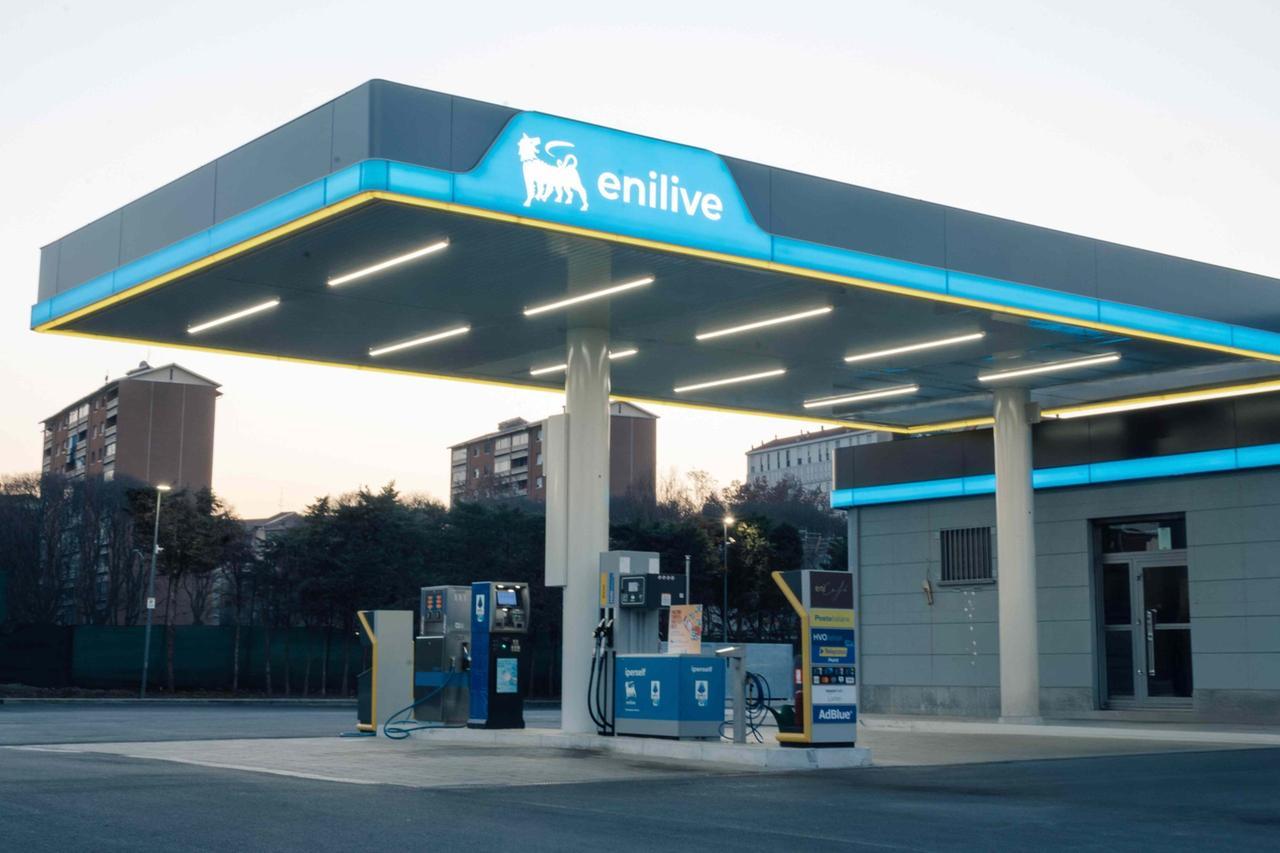 Eni mette un tetto ai prezzi: benzina non oltre 1,99 euro, diesel a 2,19