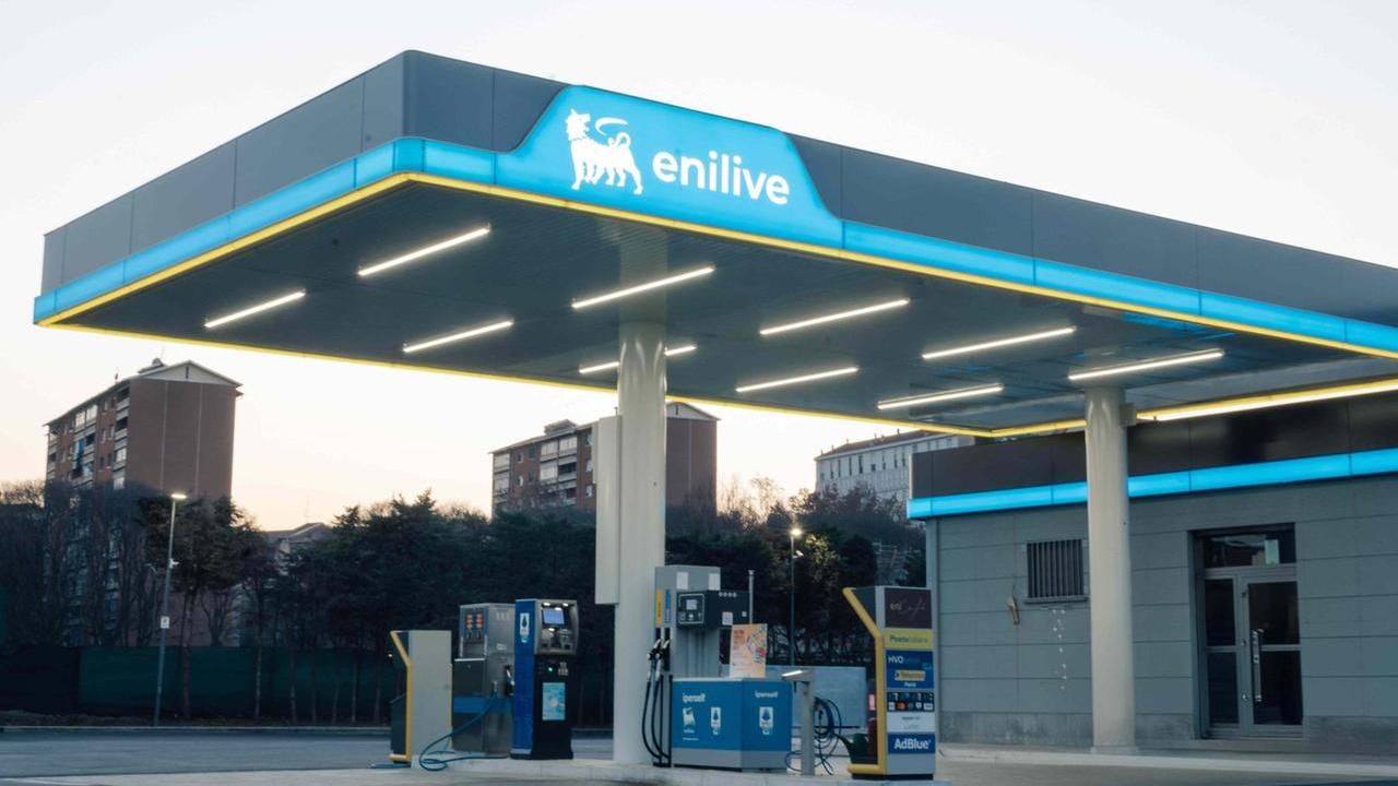 Eni mette un tetto ai prezzi: benzina non oltre 1,99 euro, diesel a 2,19