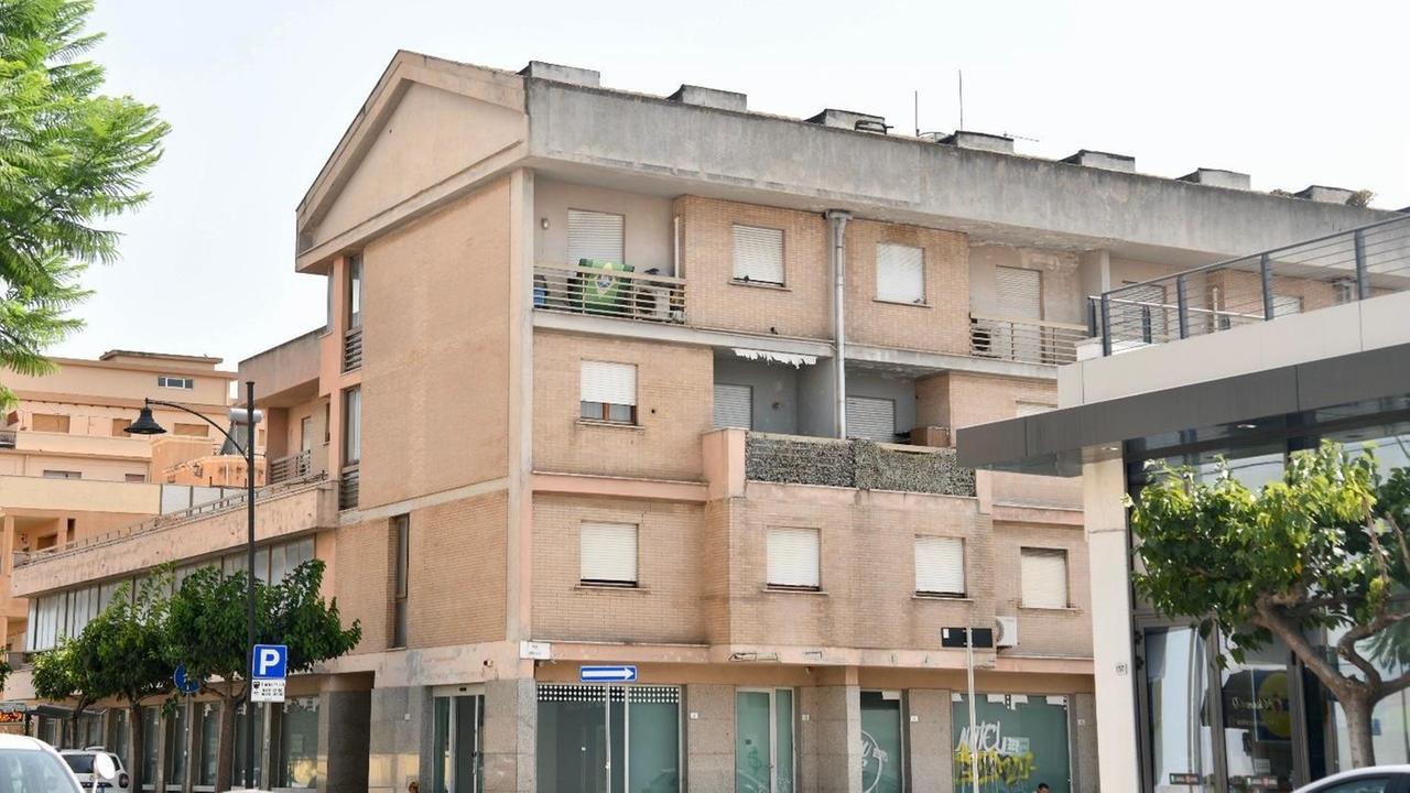 Olbia, il palazzo-tugurio fa paura: i proprietari chiedono l’intervento delle forze dell’ordine