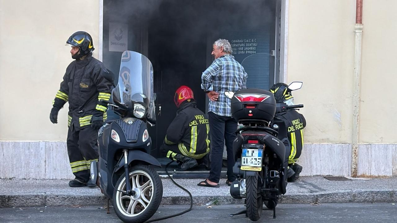 L'incendio in via della Rondinella (foto Stick)