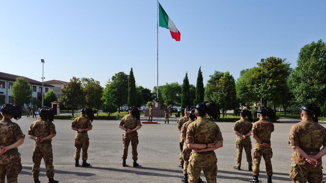 Incidente durante un’esercitazione Nato in Lettonia, quattro bersaglieri italiani feriti: uno è in condizioni serie