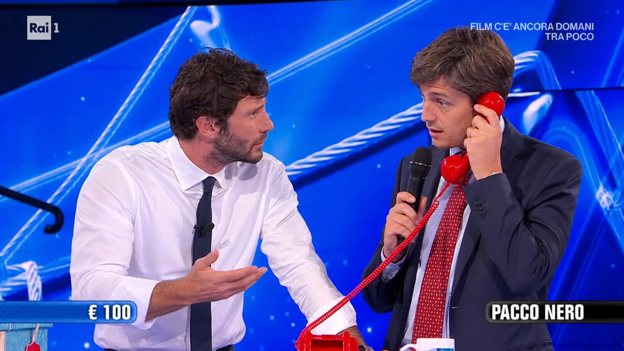 Affari Tuoi, il nuovo notaio conquista il pubblico e diventa virale: ecco chi è