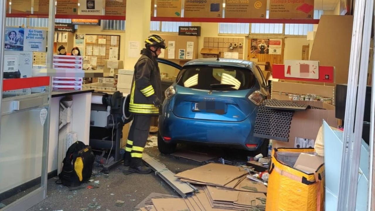 
	L'auto finita dentro al negozio

