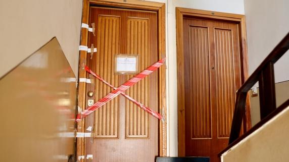 Massacrato e fatto a pezzi in casa, tre persone interrogate in questura: ecco chi è la vittima
