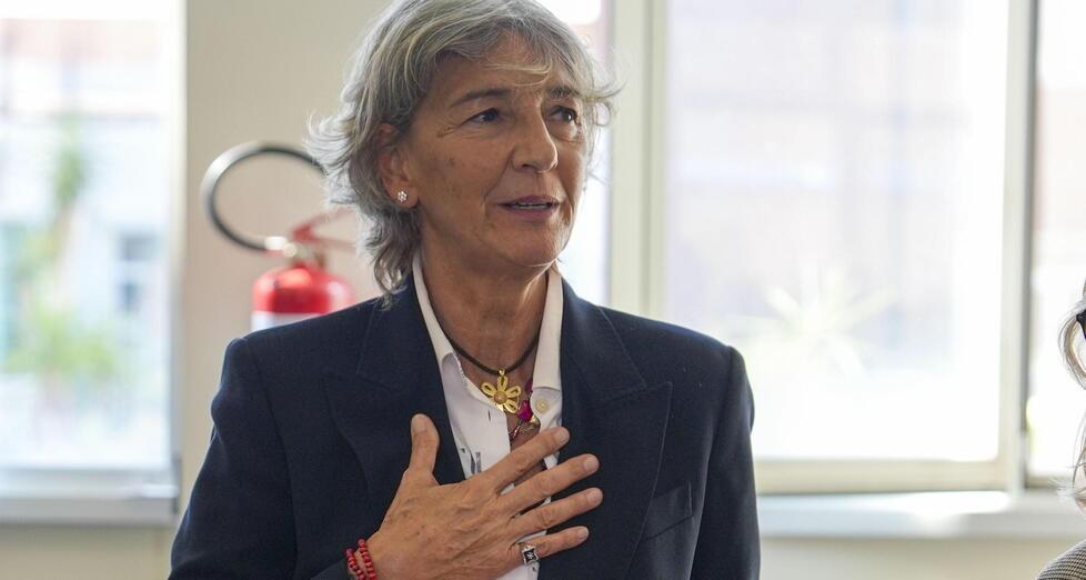 Un'emozionata Giusy Stellino saluta i colleghi in questura