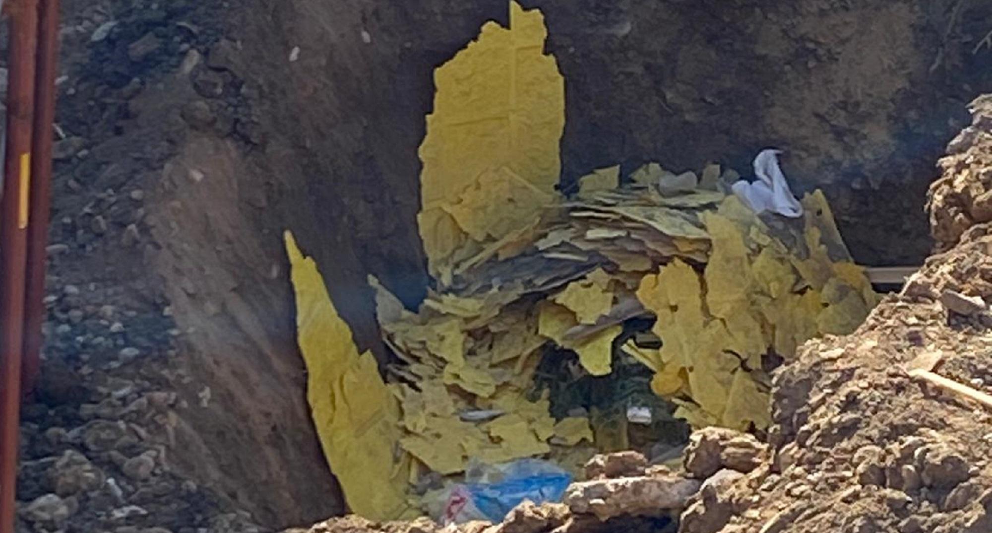 La plastica gialla in una buca di via Rodocanacchi