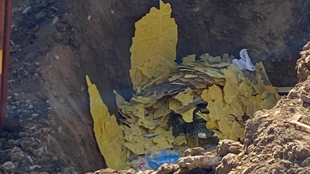 La plastica gialla in una buca di via Rodocanacchi
