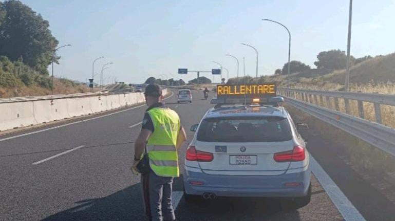 Un agente della Polizia stradale durante un controllo