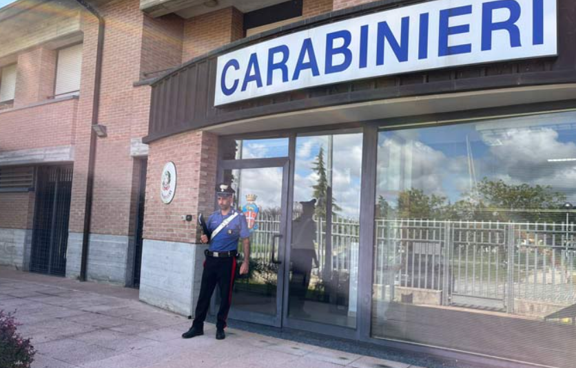 Dice di voler usare il bagno del bar, invece è una scusa per pianificare il furto del portafogli della titolare: coppia denunciata