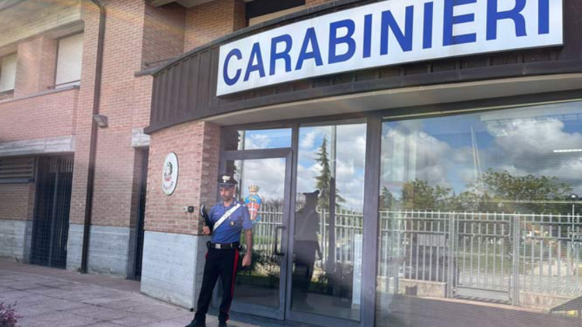 Dice di voler usare il bagno del bar, invece è una scusa per pianificare il furto del portafogli della titolare: coppia denunciata