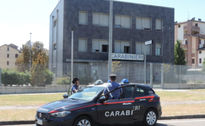 «Qua finisce la tua vita», perseguita e minaccia di morte l’ex compagna incinta: un 37enne agli arresti domiciliari