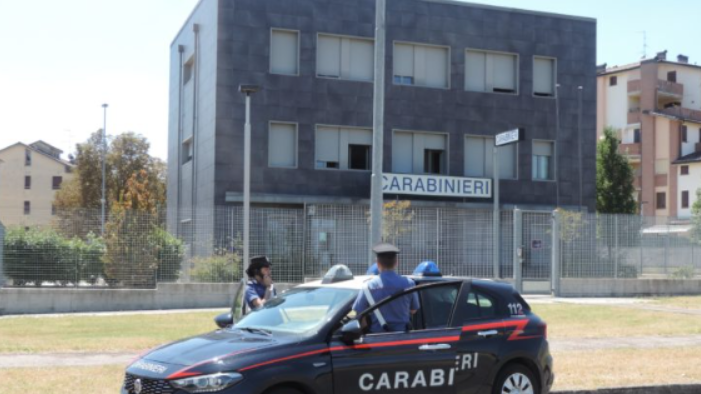 «Qua finisce la tua vita», perseguita e minaccia di morte l’ex compagna incinta: un 37enne agli arresti domiciliari