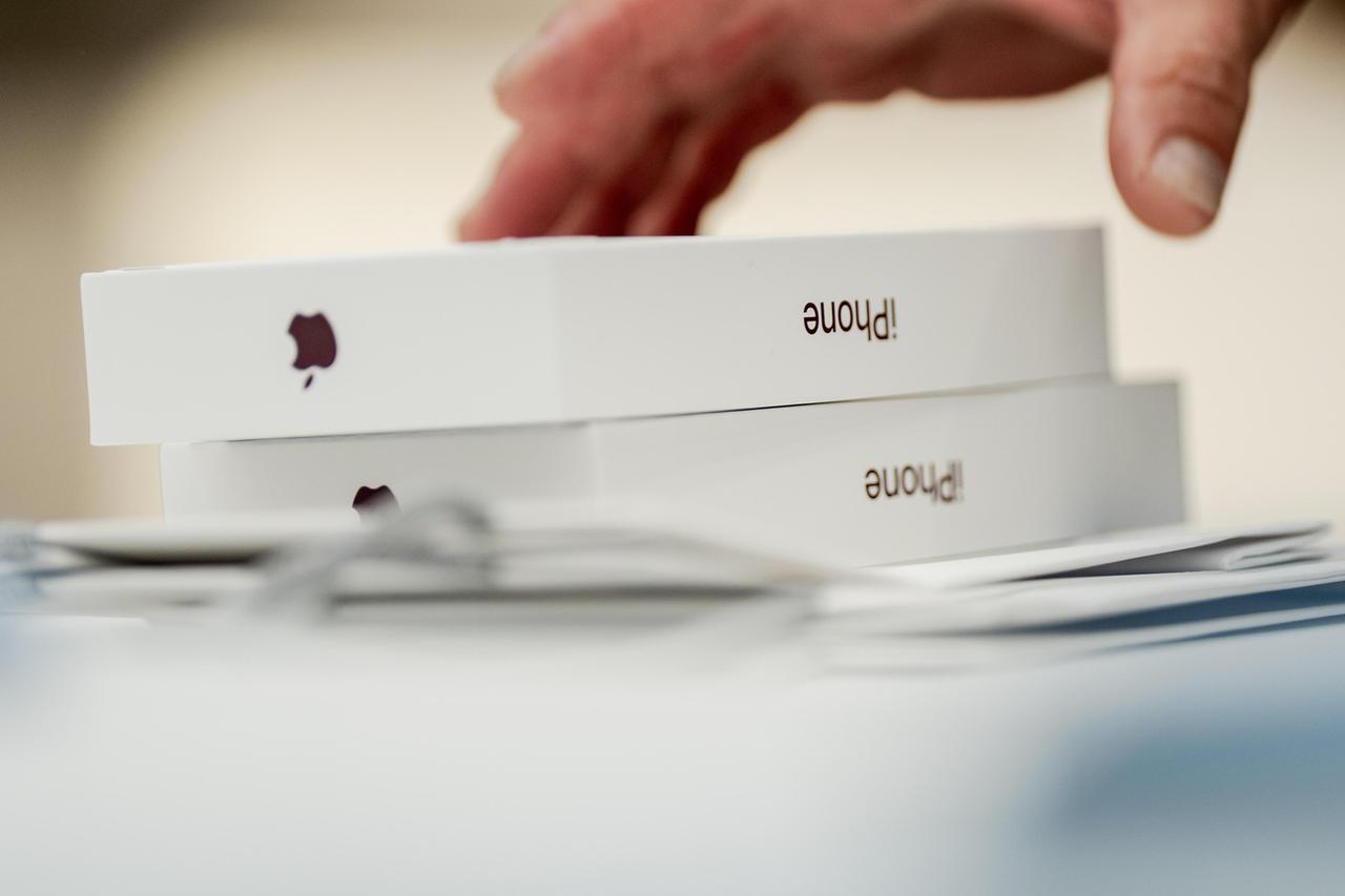 Ferrara, iPhone proposti a prezzi stracciati: negozio fantasma in via Bologna