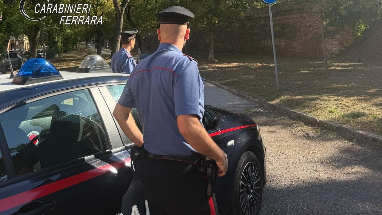 Ferrara, cede una dose di crack e fugge in monopattino: 27enne inseguito e arrestato