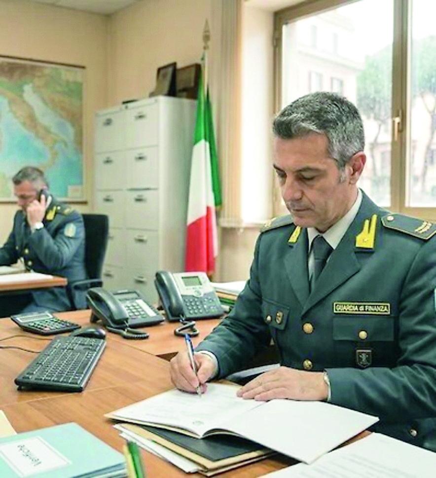 
	Gli investigatori della guardia di finanza

