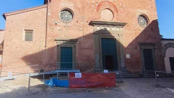 L’area di fronte al Duomo di San Miniato dov’è stato fatto il ritrovamento di ossa durante i rilievi
