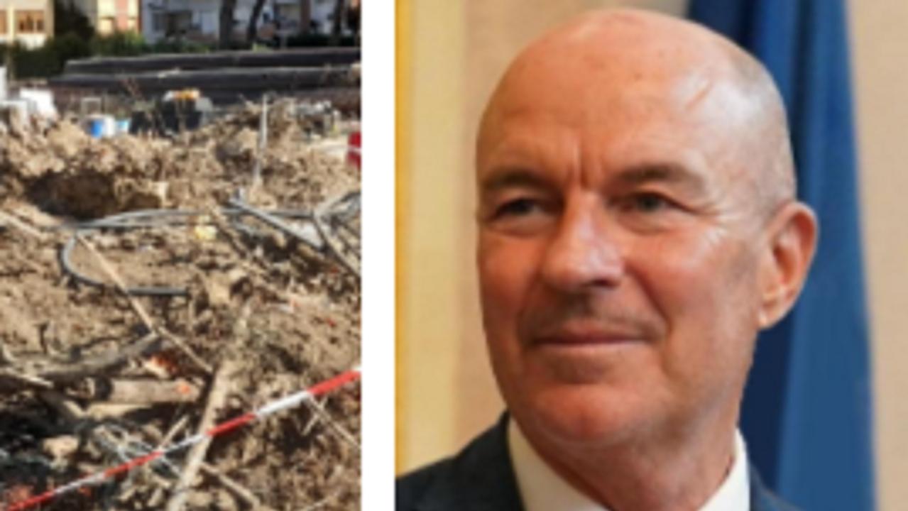 A sinistra parte del sequestro. A destra il sindaco Luca Salvetti