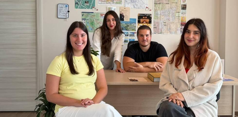 
	Romina Buzi e Alessio Calistri (dietro la scrivania) con le collaboratrici Erika Doto e Gaia Curia

