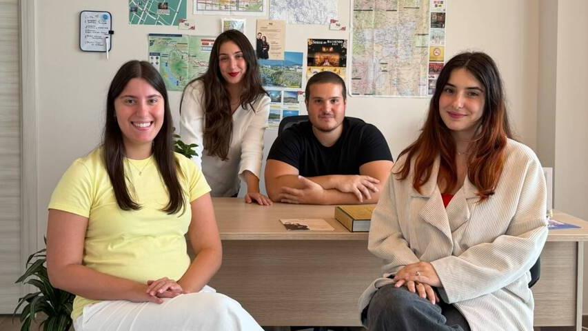 Romina Buzi e Alessio Calistri (dietro la scrivania) con le collaboratrici Erika Doto e Gaia Curia