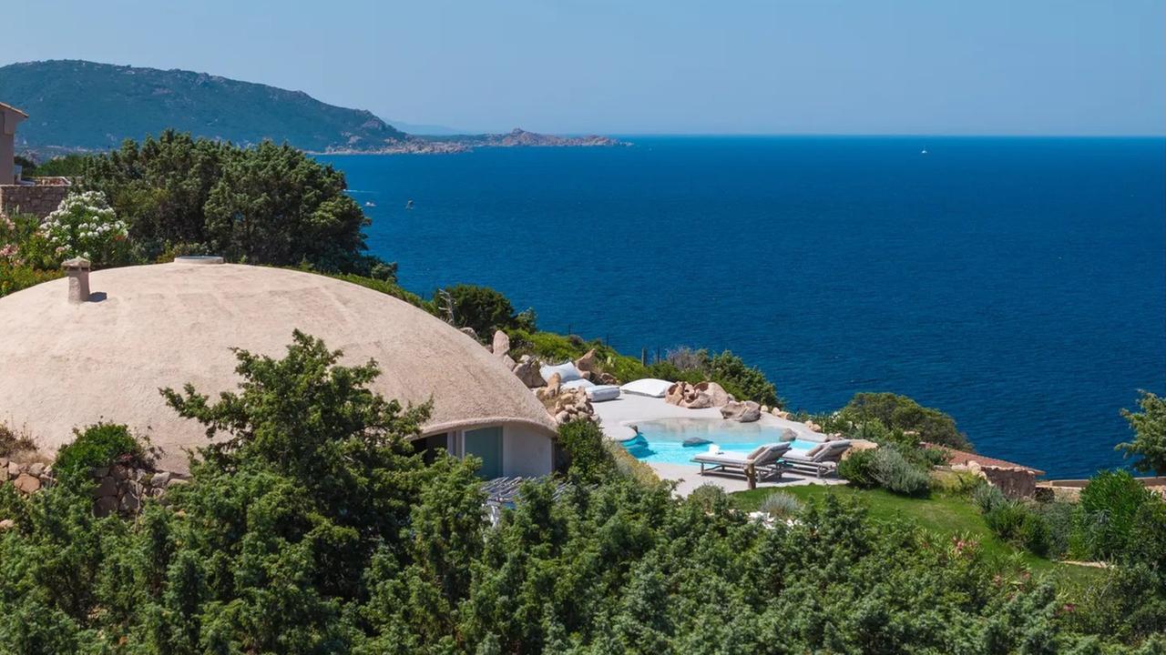 Costa Paradiso, in vendita la “cupola” di Dante Bini: è la gemella della villa di Antonioni e Vitti