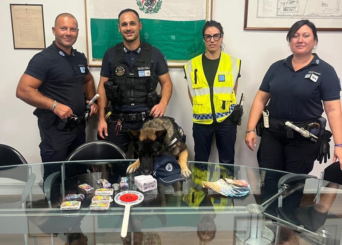 La polizia locale ferma un’Alfa Romeo che fa manovre sospette e trova un 18enne con un chilo di hascisc