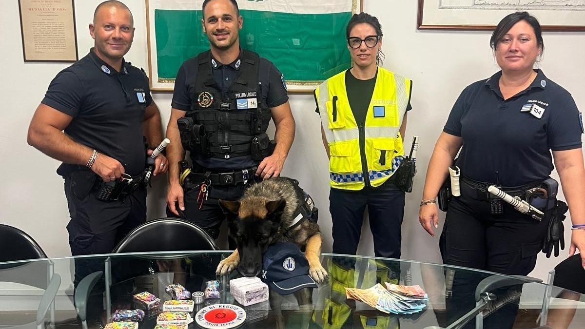 La polizia locale ferma un’Alfa Romeo che fa manovre sospette e trova un 18enne con un chilo di hascisc