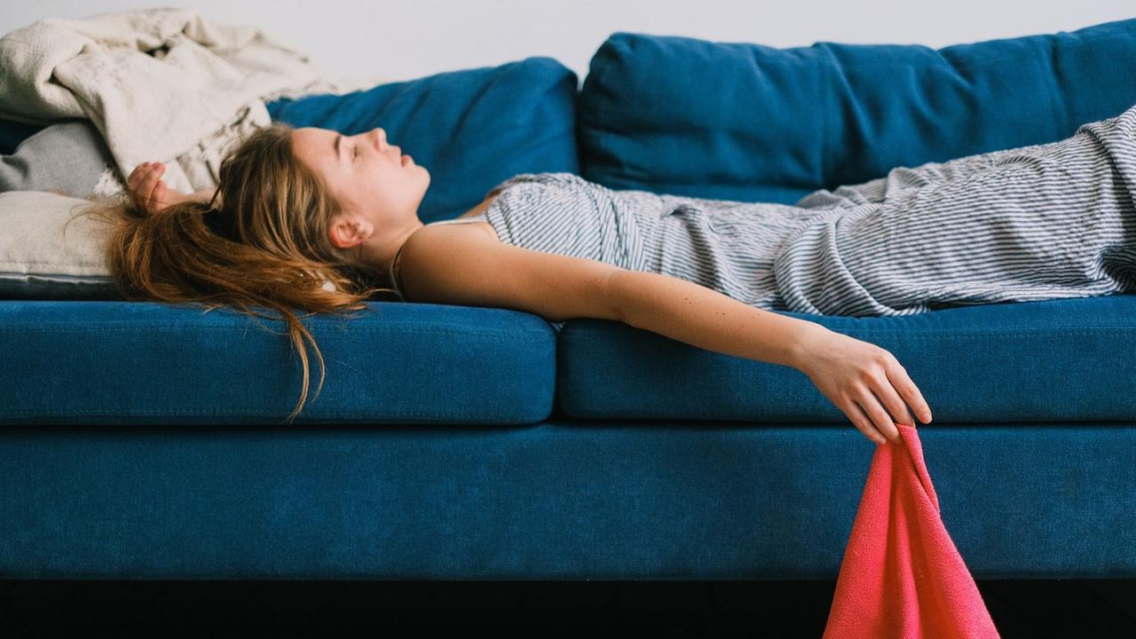 Casa e lavoro, «Cara, qui ci pensi tu?»: ecco quante ore di vita vale il secondo turno delle donne – I dati