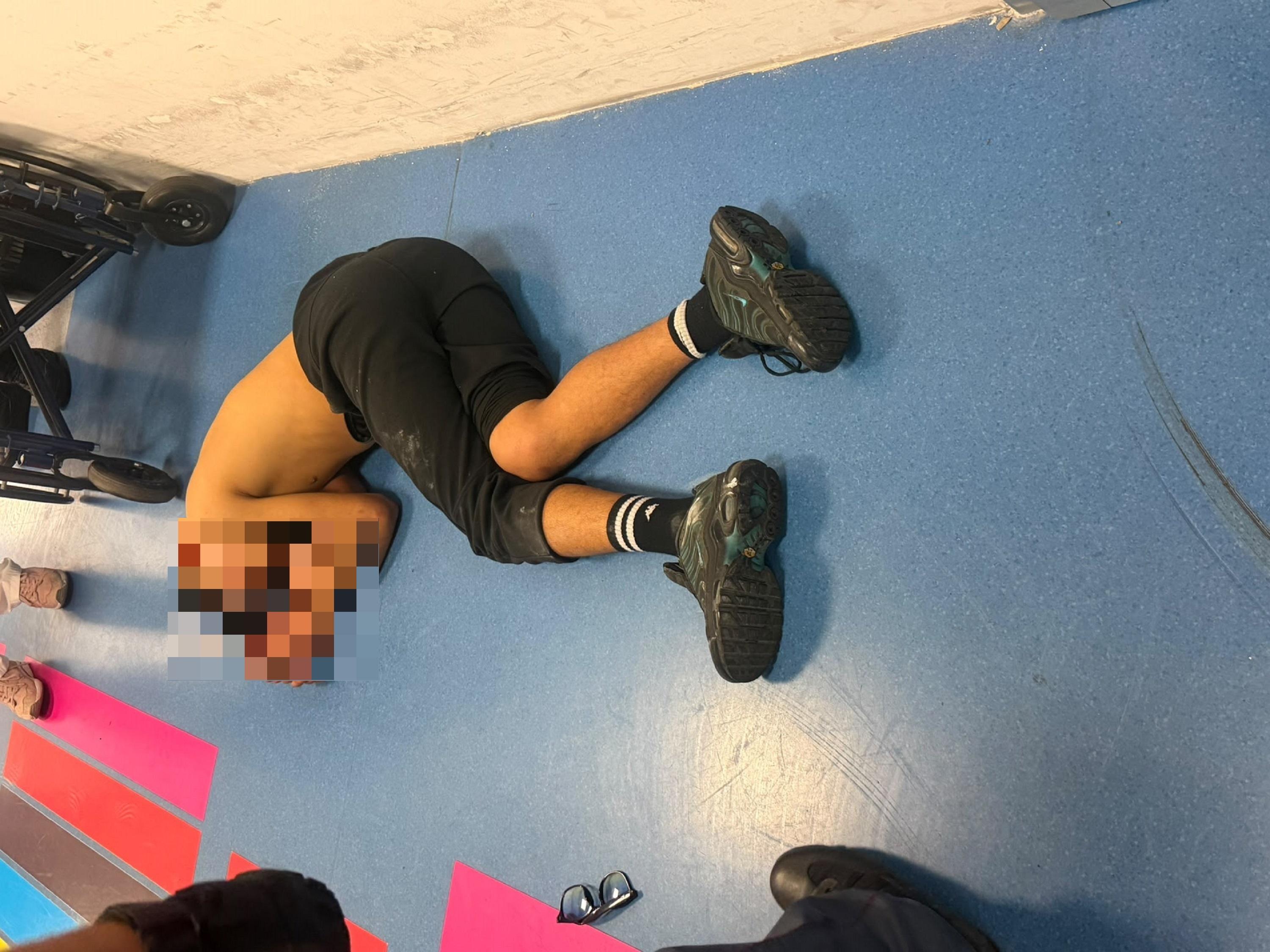 Il giovane, poi arrestato, sdraiato sul pavimento del pronto soccorso