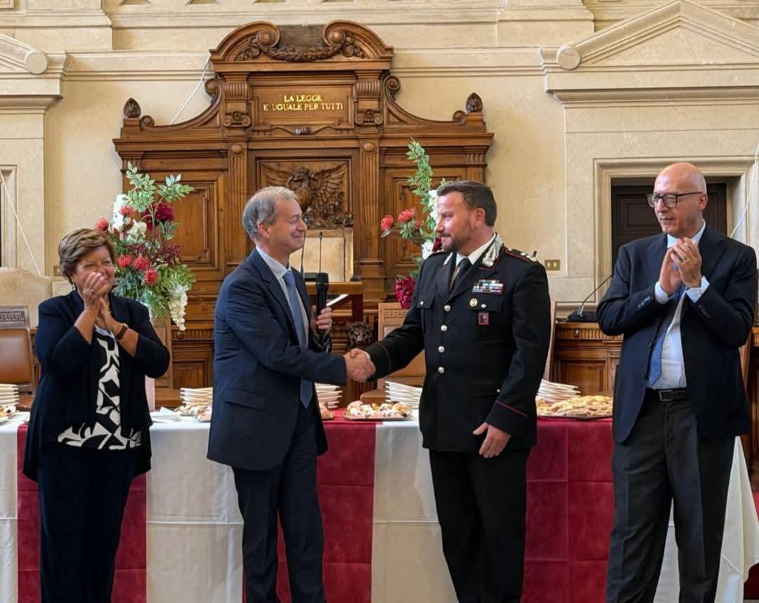 Il tenente colonnello Christian Bottacci mentre stringe la mano al procuratore generale della Corte di Cassazione Pietro Gaeta. Con loro il primo presidente Pasquale D'Ascola e l'ex prima presidente Margherita Cassano