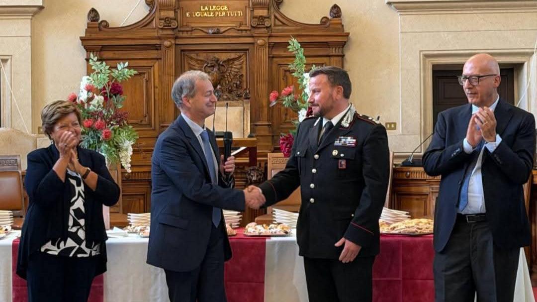 Il tenente colonnello Christian Bottacci mentre stringe la mano al procuratore generale della Corte di Cassazione Pietro Gaeta. Con loro il primo presidente Pasquale D'Ascola e l'ex prima presidente Margherita Cassano