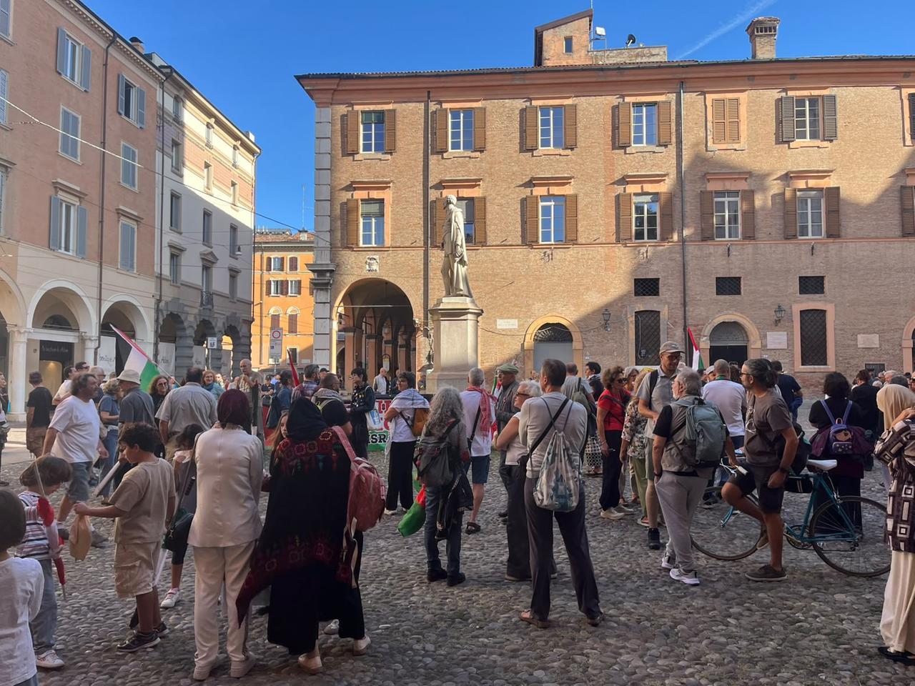 Sotto la Ghirlandina il presidio per accogliere Francesca Albamese: «Municipio chiuso, noi riempiamo la piazza»