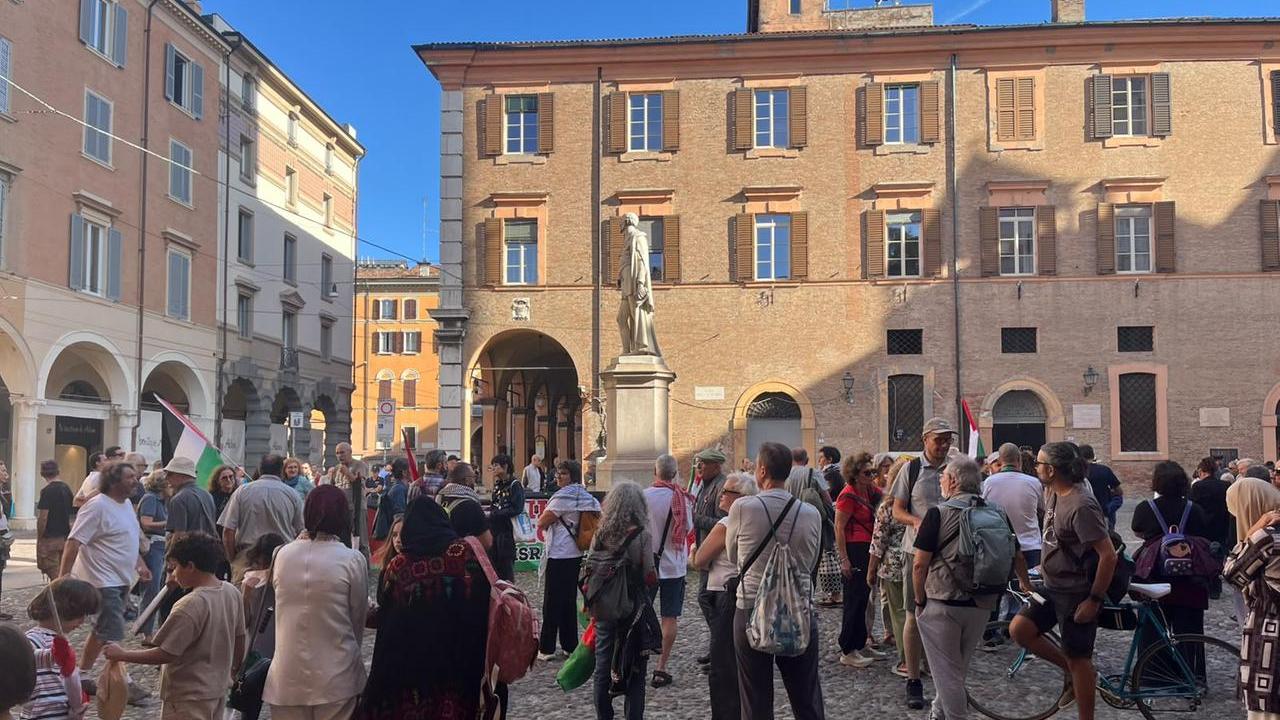 Sotto la Ghirlandina il presidio per accogliere Francesca Albamese: «Municipio chiuso, noi riempiamo la piazza»