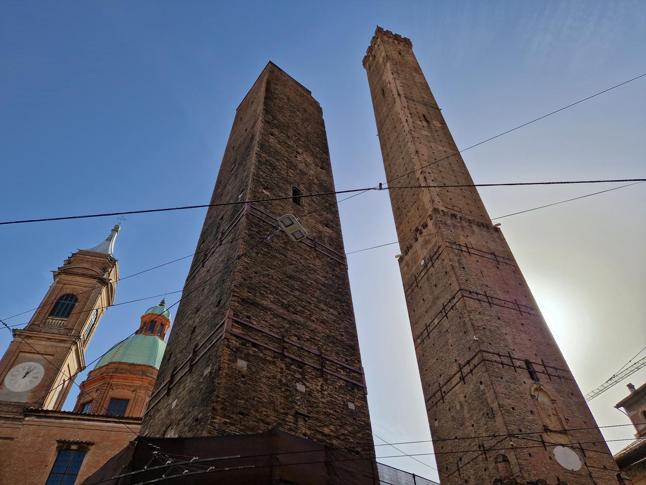 Terrorismo, i neonazisti volevano far crollare le Torri di Bologna