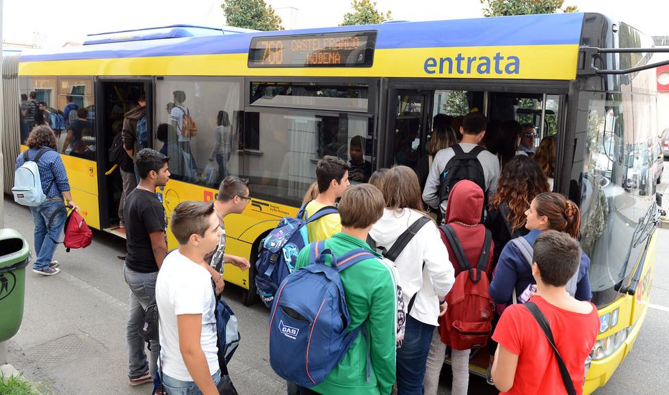 Ragazzina lasciata a piedi dal bus: «Ma per Seta è una criticità “fisiologica”...»