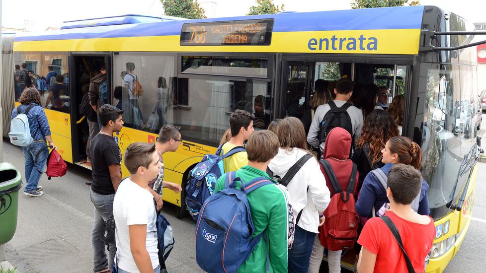 Ragazzina lasciata a piedi dal bus: «Ma per Seta è una criticità “fisiologica”...»