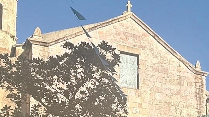 Cede il tetto del salone, chiusa la chiesa: «L’allarme 11 mesi fa»
