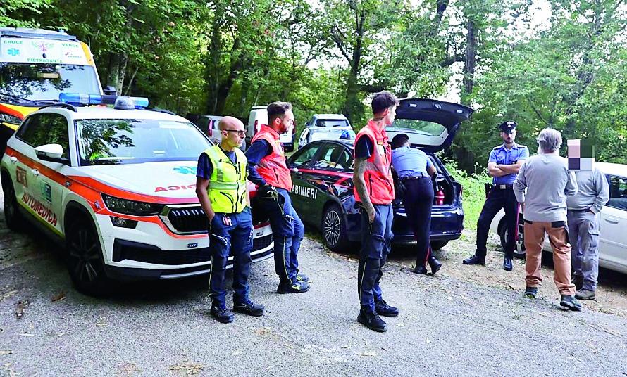 Muore mentre cerca funghi nei boschi di Seravezza: il malore davanti al figlio – Chi è la vittima