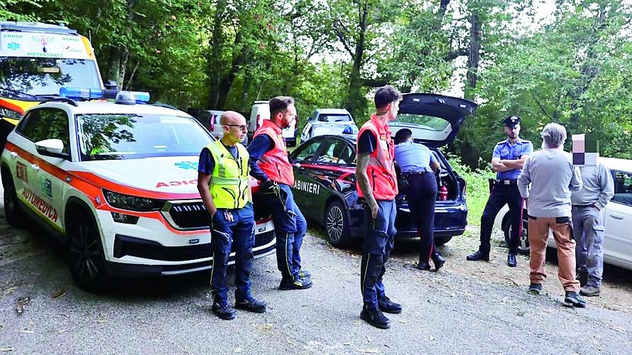 I soccorritori e i carabinieri sul luogo della tragedia (foto Iacopo Giannini)