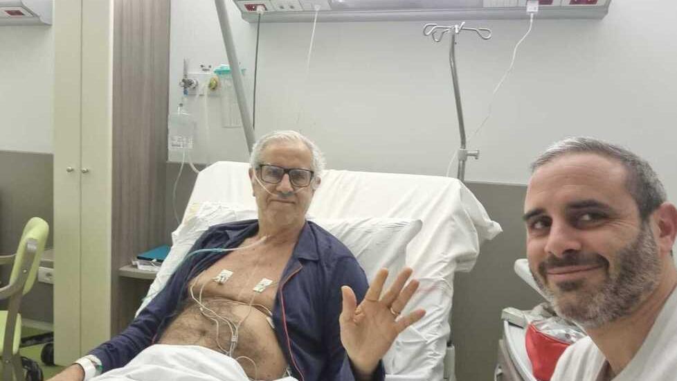 Antonio Santorelli con il figlio Lorenzo dopo l’intervento all’ospedale di Pisa