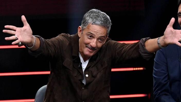 Fiorello torna su Rai 1: l’annuncio sui social in stile Brad Pitt