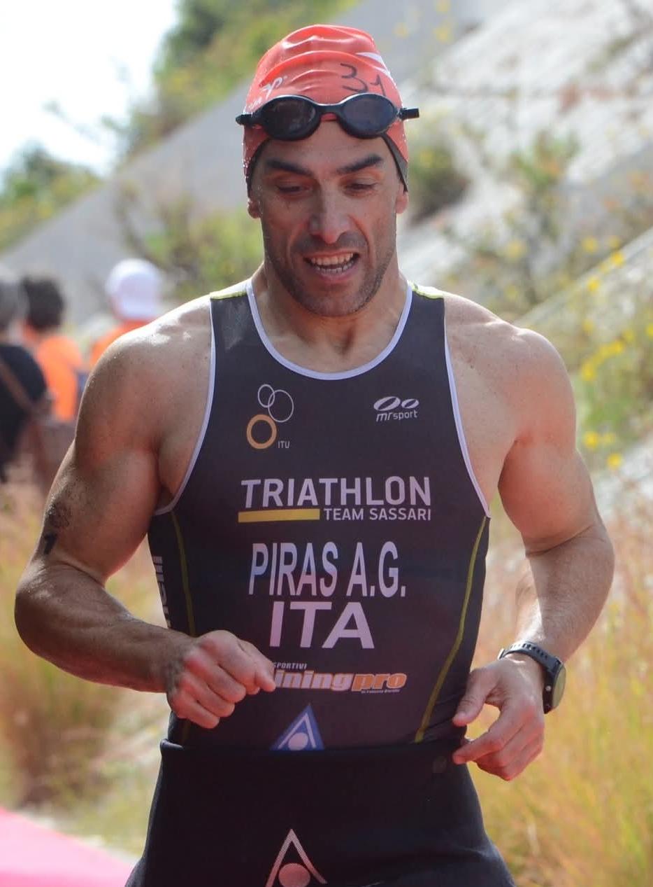 Cinquanta chilometri sotto la pioggia, il nuoto, la corsa e finalmente il traguardo: il vincitore dell’Ironman Italy arriva dalla Sardegna – La storia
