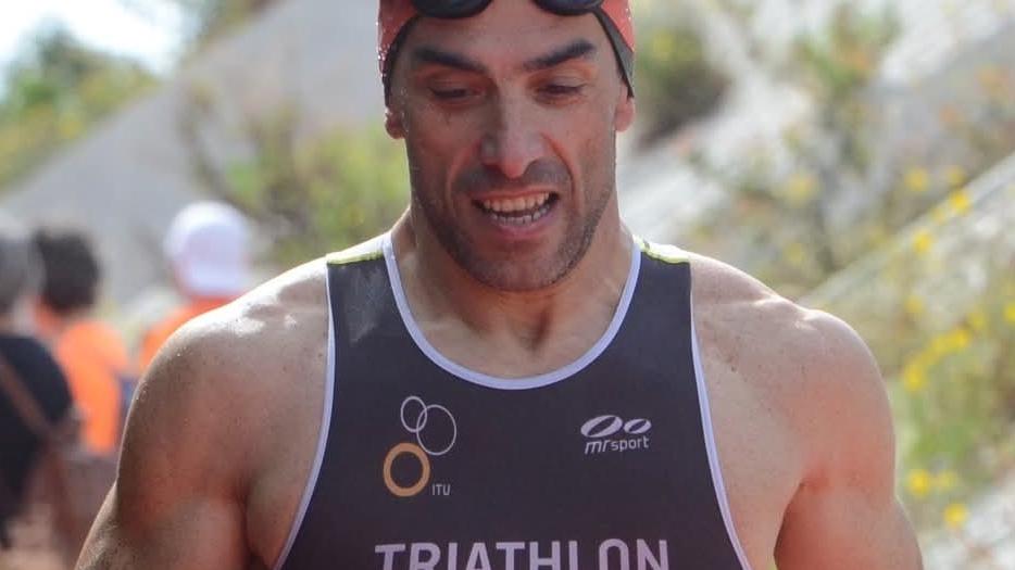 Cinquanta chilometri sotto la pioggia, il nuoto, la corsa e finalmente il traguardo: il vincitore dell’Ironman Italy arriva dalla Sardegna – La storia