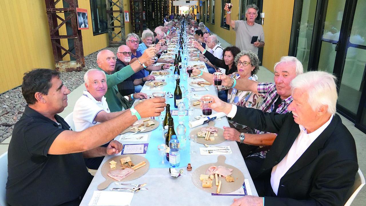 In 200 ex lavoratori al pranzo delle Reggiane