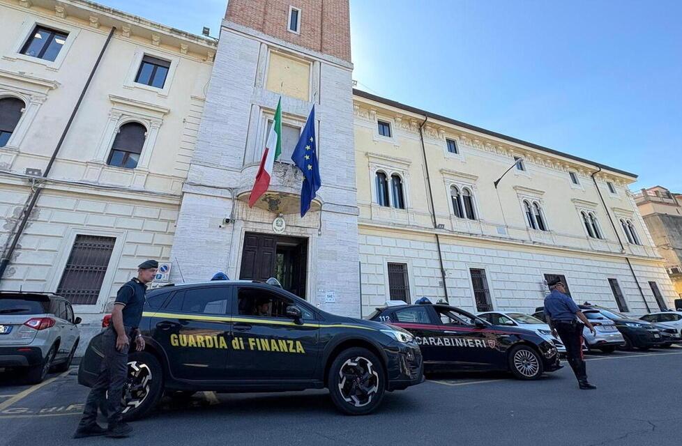 Grosseto, promettevano di regolarizzare gli immigrati ma intascavano fino a 10mila euro: marito e moglie in carcere – Chi sono e le accuse